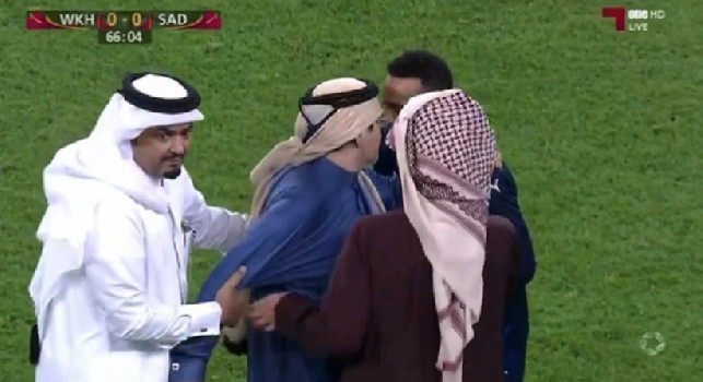 Incredibile in Qatar, presidente scende in campo: partita sospesa | VIDEO