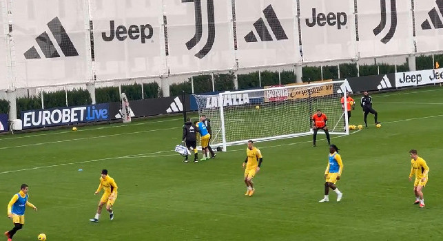Ansia Chiesa per la Juve in vista del Napoli, Alex Sandro lo mette ko in allenamento! | VIDEO