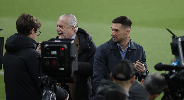 De Laurentiis irrompe nell'intervista di Politano, Osimhen 'assorto' cuffie in testa: le immagini del walk around del Napoli | FOTOGALLERY CN24