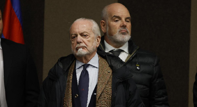 Kiss Kiss?, ADL perplesso scuote la testa in conferenza: il presunto motivo | VIDEO