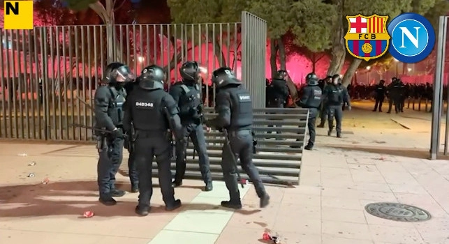 Scontri prima di Barcellona-Napoli: gli spagnoli sfondano una porta per entrare a contatto coi napoletani | VIDEO