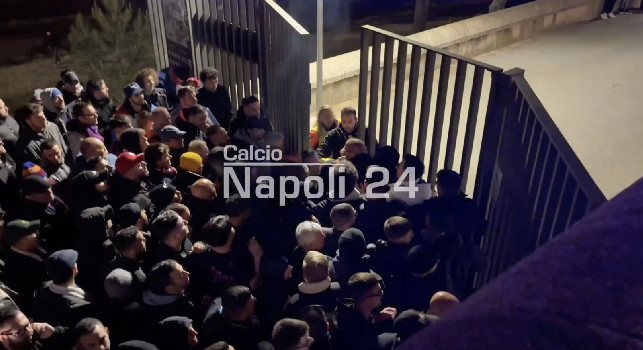 Vergogna a Barcellona: cancelli chiusi e tifosi del Napoli schiacciati ai controlli! | VIDEO CN24