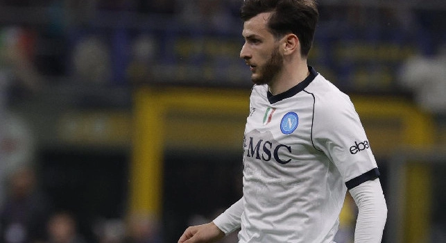 Sky - Kvara non si muove da Napoli, si attende la risposta del suo agente alla proposta fatta oggi da ADL