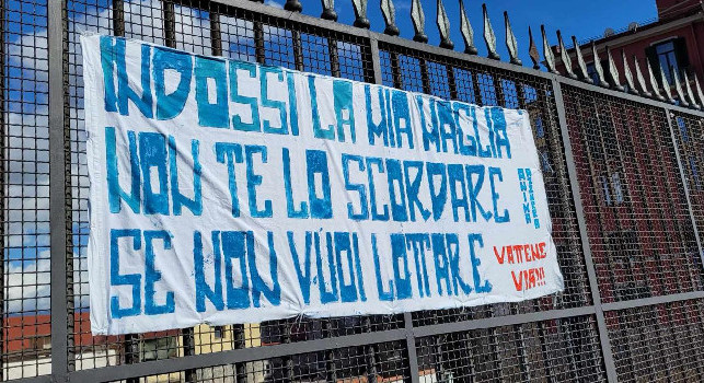 Se non vuoi lottare, vattene via!: striscione apparso in pieno centro a Napoli | FOTO