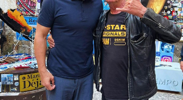 Pepe Reina torna a Napoli e si gode Largo Maradona | FOTO