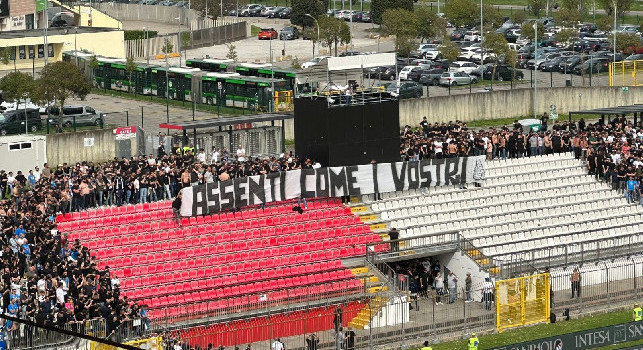 Assenti come i vostri attributi, pesante striscione ultras per Monza-Napoli | FOTO