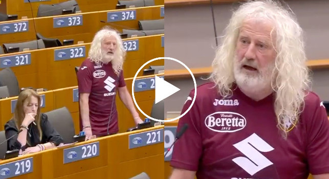 Incredibile al Parlamento Europeo, deputato irlandese con la maglia del Torino urla: Juve me**a | VIDEO