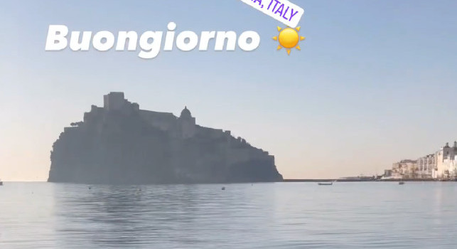 Demme fuori rosa: si gode il relax in spiaggia a Ischia nel giorno di Napoli-Frosinone | VIDEO