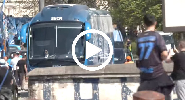 Il pullman del Napoli arriva al Maradona, l'accoglienza poco prima della sfida col Frosinone | VIDEO