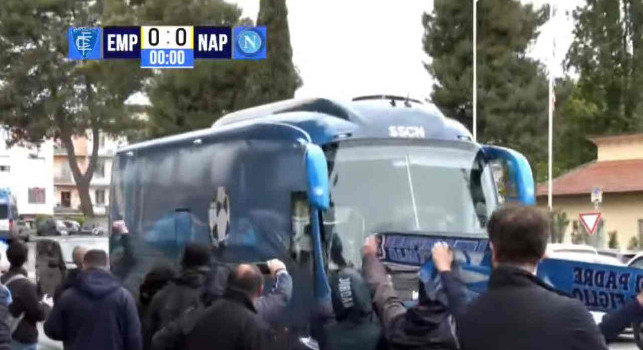 Il Napoli arriva a Empoli! Squadra accolta dal coro Fuori le p***e! dei tifosi napoletani! | VIDEO