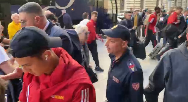 Roma in partenza per Napoli! Bagno di folla alla stazione Termini | VIDEO