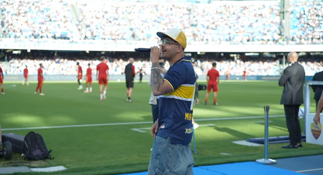 Geolier infiamma lo stadio ed omaggia Maradona con la maglia del Boca Juniors | FOTO