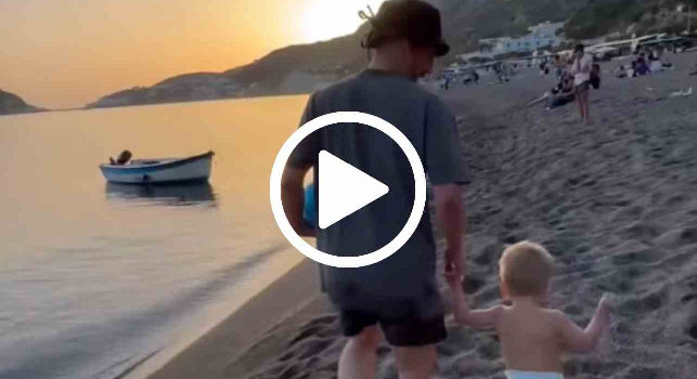 Napoli, weekend a Ischia per Dries e Ciro Mertens: relax in spiaggia, clip da brividi | VIDEO