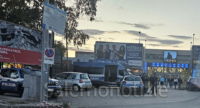 Clamoroso a Salerno, cinema scortato dalla Polizia per la proiezione del film sullo Scudetto del Napoli | FOTO