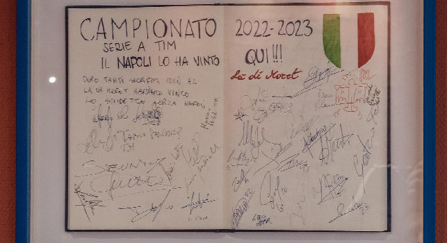 Il Napoli torna nell'hotel di Udine dove ha festeggiato lo Scudetto, guardate cosa trova nella hall | FOTO
