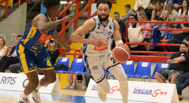 UFFICIALE - Gevi Napoli Basket, risolto il contratto con Tyler Ennis: terminerà l'anno all'Hapoel Tel Aviv