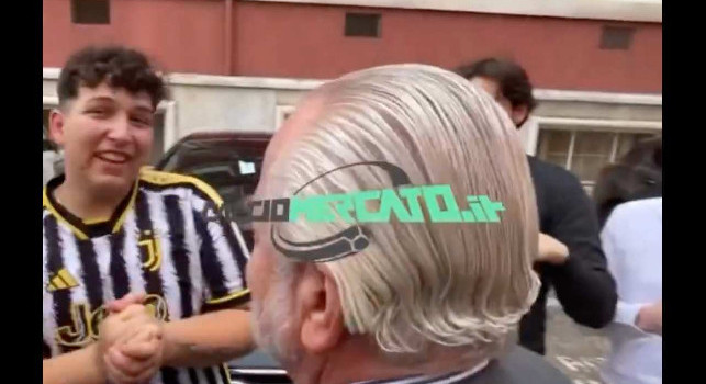 Presidente una foto: juventino chiede un selfie, la reazione di De Laurentiis | VIDEO