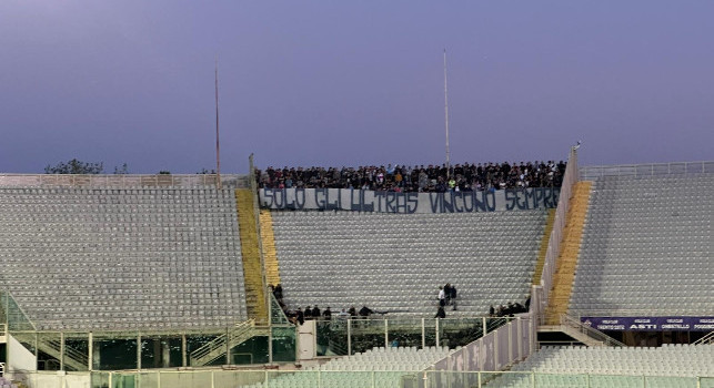 Fiorentina-Napoli, ultras azzurri schierati nel settore ospiti: protesta e solito striscione | FOTO