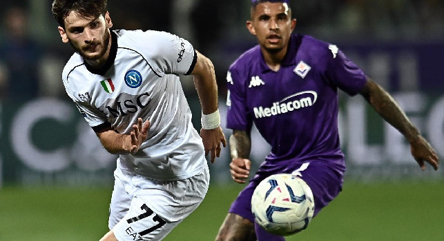 Moviola Fiorentina-Napoli 2-2, CorSport: c'era fallo su Kvara prima della punizione gol di Biraghi