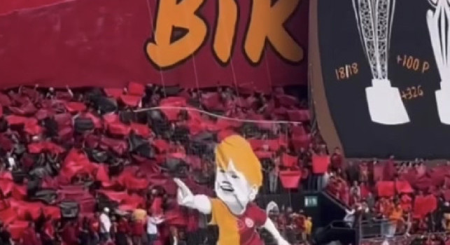 Spettacolo in Turchia, tifosi del Galatasaray dedicano coreografia a Ciro Mertens | VIDEO