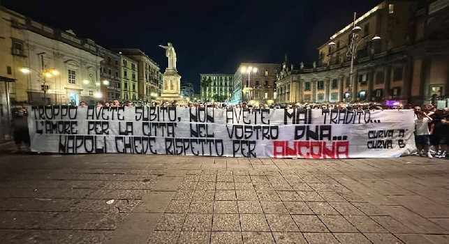 Striscione della Curva A e Curva B per l'Ancona | FOTO