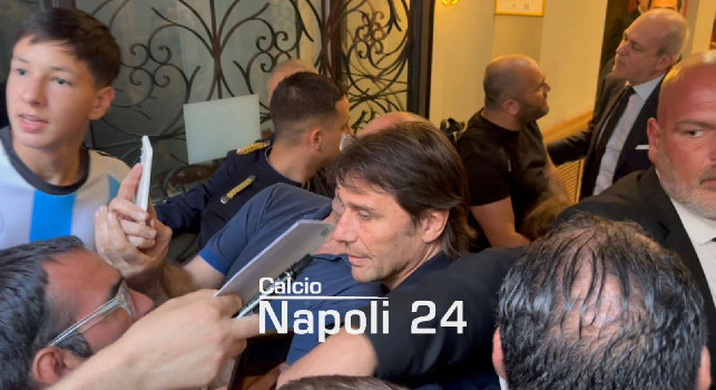 Conte arriva al Grand Hotel Parker's, tifosi napoletani in delirio per selfie e autografi | VIDEO CN24