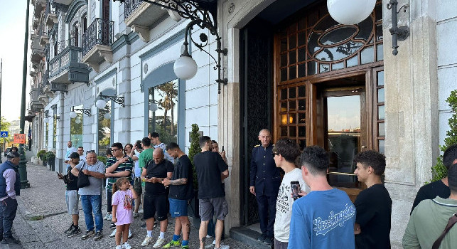 Terminato il summit Conte-Giuffredi, l'allenatore del Napoli ha lasciato l'hotel: l'agente poi a colloquio con Manna
