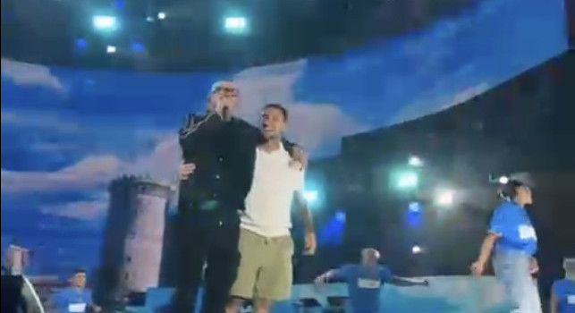 Concerto Gigi D'Alessio, anche Matteo Politano sul palco: che show | VIDEO