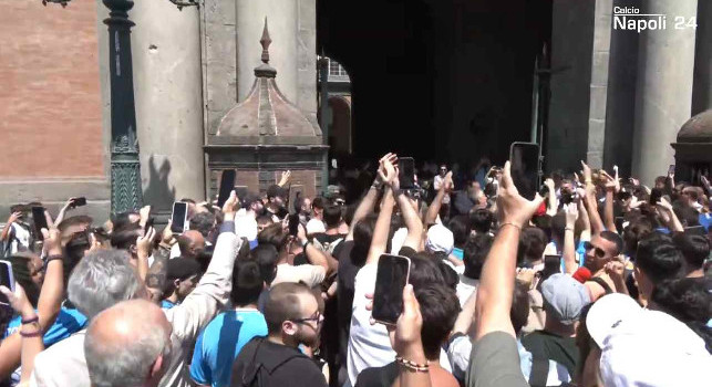 Presentazione Conte, partono i cori dei tifosi per il nuovo tecnico del Napoli | VIDEO CN24