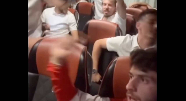 Kvaratskhelia e Georgia nella storia, ecco i festeggiamenti nel pullman | VIDEO