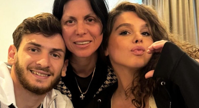 Kvaratskhelia con sua madre e sua moglie