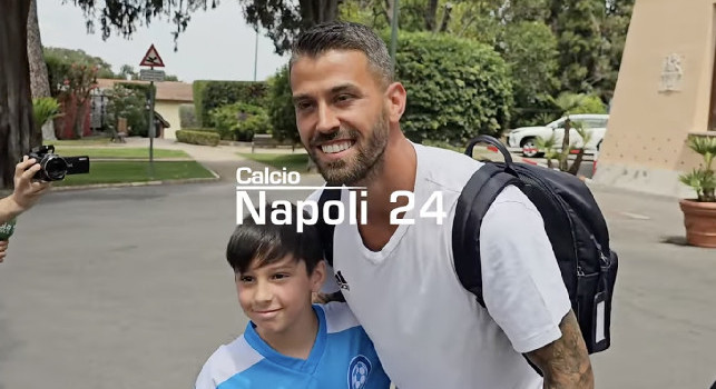 Spinazzola-Napoli, primi sorrisi azzurri: foto e autografi con i tifosi a Villa Stuart | VIDEO CN24