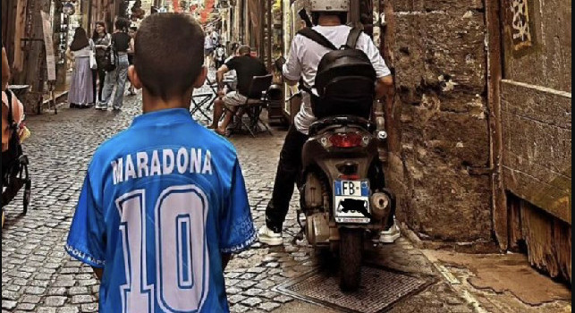 Spinazzola e famiglia già pazzi di Napoli, il figlio indossa la maglia di Maradona | FOTO