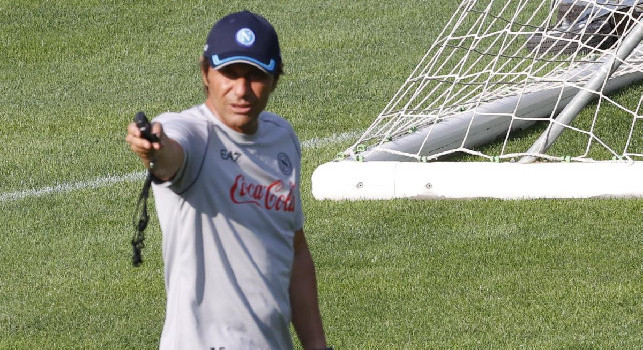 Conte entra in campo per la prima volta: che ovazione dalla tribuna di Dimaro! | VIDEO CN24