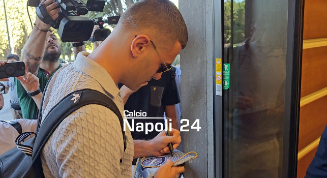 Buongiorno a Villa Stuart: foto con i tifosi e firma sul gagliardetto del Napoli! | VIDEO CN24