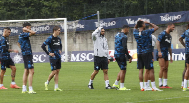 Il Napoli si allena sotto la pioggia