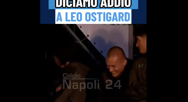 Scherzo di Ostigard a Mario Rui sul palco di Dimaro durante la presentazione | VIDEO