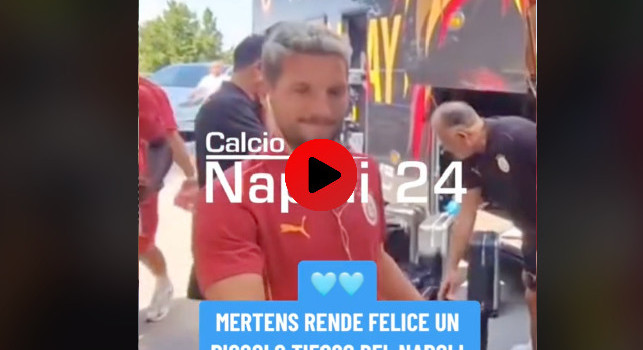 Mertens, che gesto! Fa felice un piccolo tifoso del Napoli regalandogli una sua maglietta | VIDEO