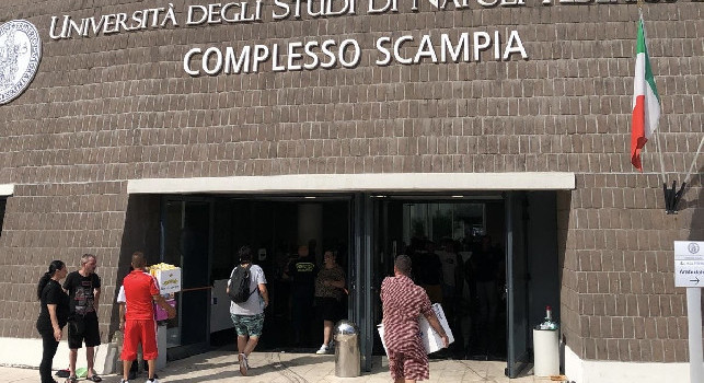 Centro commerciale Jambo, un pulmino carico di beni di prima necessità per Scampia | FOTO