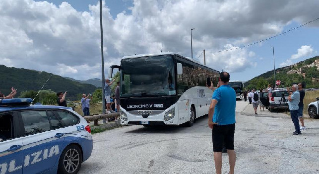 Napoli arrivato a Castel di Sangro, hotel blindato: tifosi e giornalisti lasciati ad attendere sulla superstrada | VIDEO