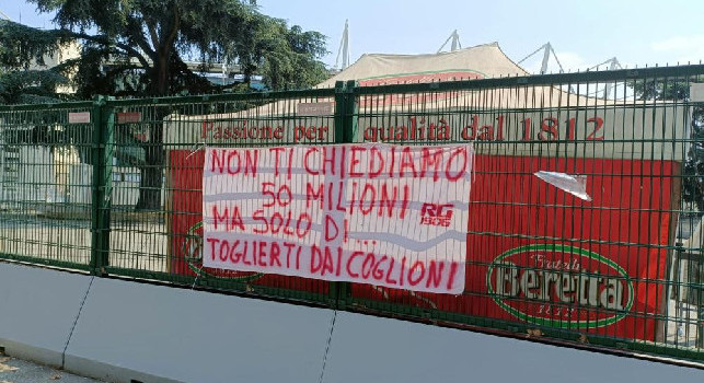 Torino, striscione dei tifosi contro Cairo: Non ti chiediamo 50 milioni, ma solo di...toglierti dai cogli*ni | FOTO