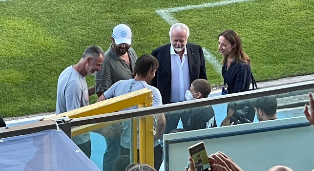 Bel gesto di Conte e De Laurentiis con un giovane tifoso del Napoli | VIDEO CN24