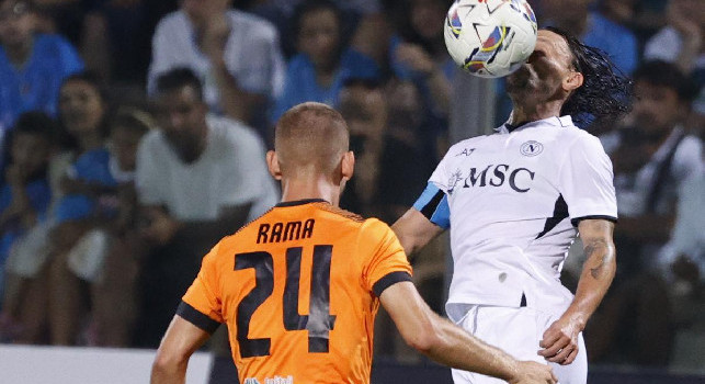 Il Mario Rui...romantico: <i>bacio</i> al pallone durante Napoli-Egnatia | FOTO