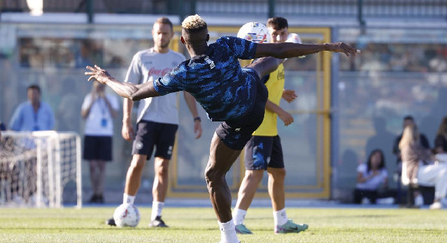 Il sorriso di Osimhen, l'azzurro in ciabatte e lo spavento rientrato per Rafa Marin: le emozioni del pomeriggio a Castel di Sangro | FOTOGALLERY