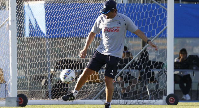 Amarcord Conte: 'torna' calciatore, prende la palla ed inizia a palleggiare in campo | FOTO