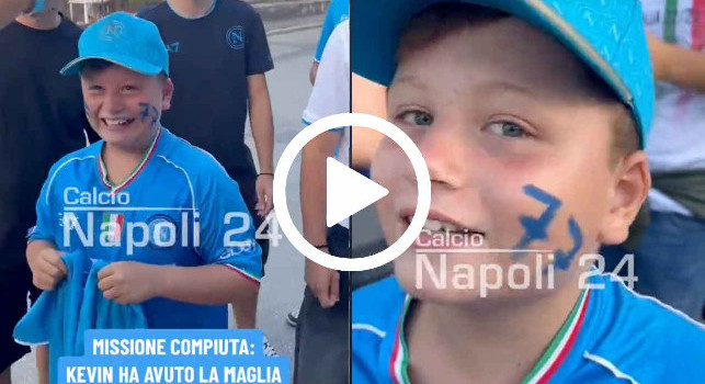 SSC Napoli, regalo per Kevin: maglia autografata da tutta la squadra dopo il furto a Castel di Sangro | VIDEO