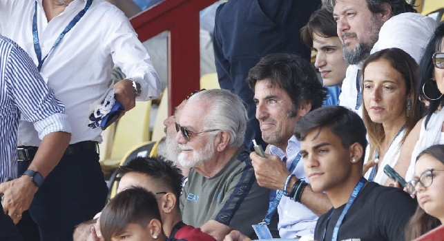 Ritiro Castel di Sangro, in tribuna De Laurentiis: con lui il fan club Napoli Parlamento | FOTO