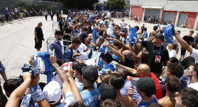 Autografi Napoli, invasione azzurra a Castel di Sangro: Kvaratskhelia, Di Lorenzo e compagni sommersi dall'affetto | FOTOGALLERY