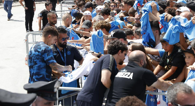Kvaratskhelia e Di Lorenzo agli autografi, ressa incredibile dei tifosi al Patini | VIDEO