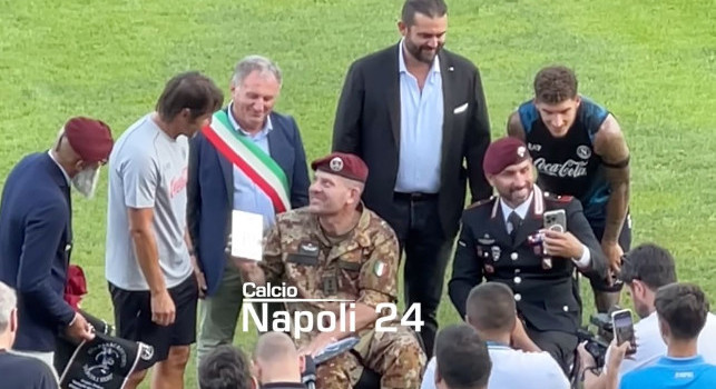 L'Esercito italiano in visita al Napoli, Conte e Di Lorenzo posano con la Folgore | VIDEO